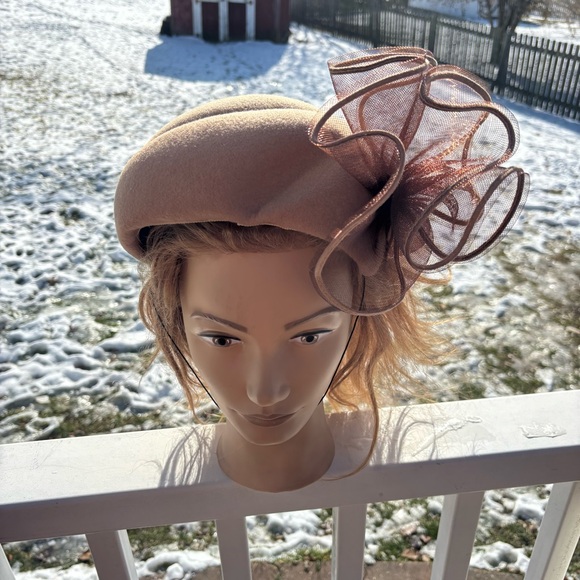 Vintage avant garde tan mesh wool ruffle fascinator hat with chin strap - Picture 2 of 11
